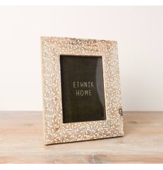 Add a whimsical touch to the home with this natural photo frame with etched Arborea leaf detailing. 