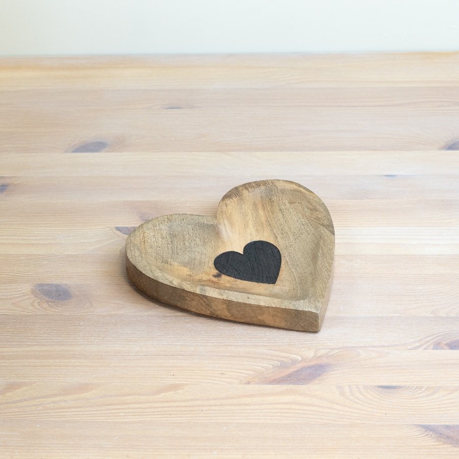 Add rustic charm to your table with this heart dish. Perfect for displaying treats or organizing small items. 