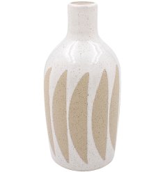 This stunning vase features intricate patterns reminiscent of delicate parasols, adding a touch of sophistication