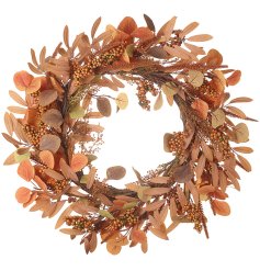 Add autumnal tones to your seasonal collection with this berry and foliage artificial wreath. 