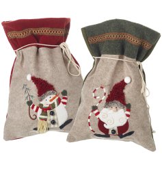 Store your family's Christmas gifts with our festive sacks - ideal for both kids and adults! 