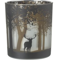 Festive and stylish candle holder, ideal for Christmas celebrations.