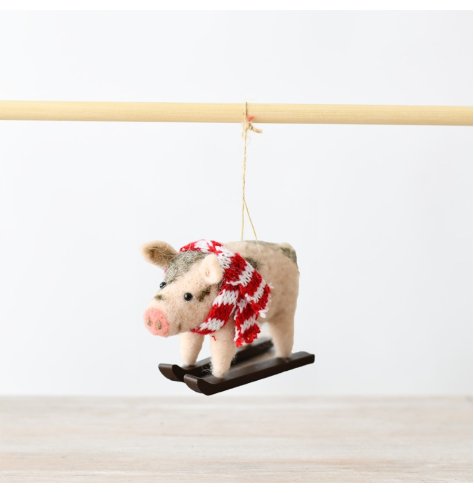 Create a voval point in your home with this fun felt pig deco.