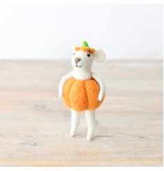 This adorable felt mouse wearing a pumpkin is the perfect mini accessory for the home.