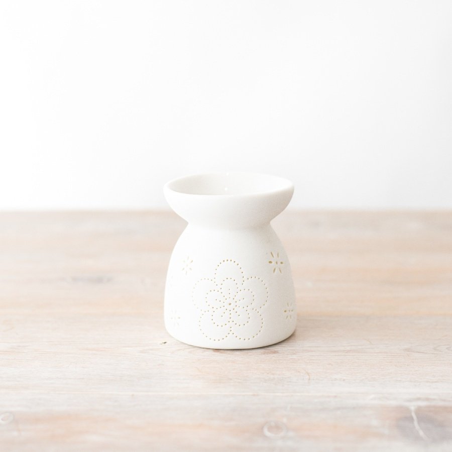 This flower design oil burner in white is a must have for any home.