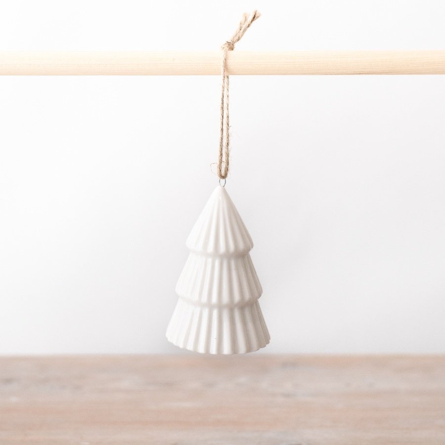 Elevate your tree's appearance with our chic white hanger, emitting a lovely shimmer. Exudes a touch of elegance