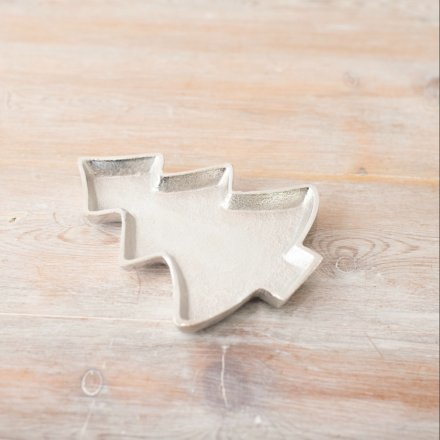 A chic and timeless tree shaped dish made from aluminium. A decorative and functional interior accessory.