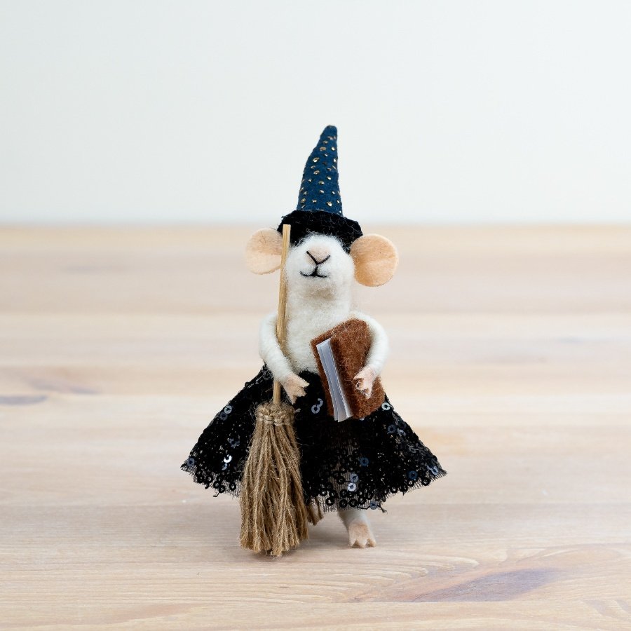 Get bewitched with this small but powerful Halloween mouse decoration for a spooky table setting!