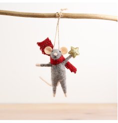 Introducing our adorable mouse hanger in grey holding a golden star and wrapped in a chunky knit scarf