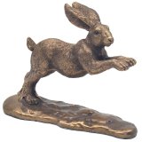 This hare deco makes for a perfect accent on your patio, lawn, or as a charming centrepiece in your living room.