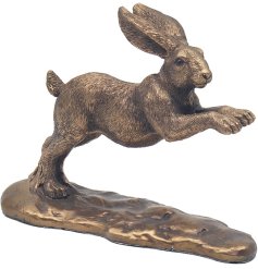 This hare deco makes for a perfect accent on your patio, lawn, or as a charming centrepiece in your living room.