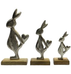 Add a touch of rustic charm to your deco with this cute rabbit ornament