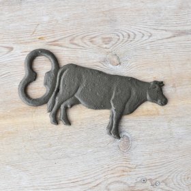 Enhance your space with a rustic touch - our bottle opener features a charming cow detail for an antique-inspired fini