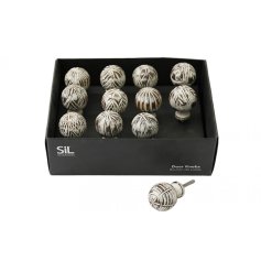 Add a touch of vintage to your door with these door knobs