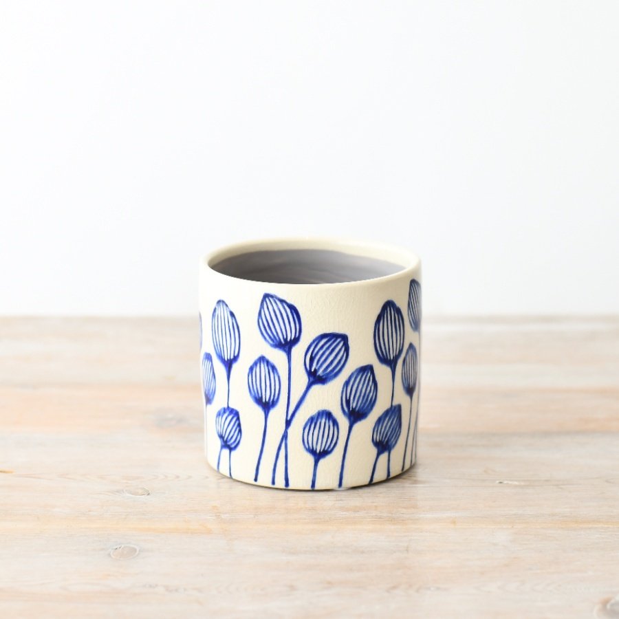 Lovely potted plant holder in charming blue and leaf design. Enjoy a pop of nature indoors!