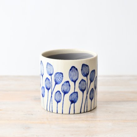 Display your beloved houseplant in this delightful leaf-shaped pot.