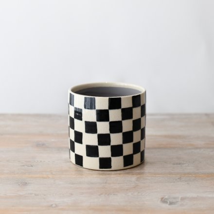Add a touch of elegance to your home decor this stoneware planter featuring a unique black check design.