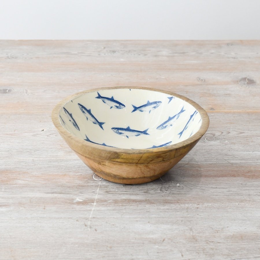 Create an aquatic ambiance at home with this wooden bowl inspired by the coast.