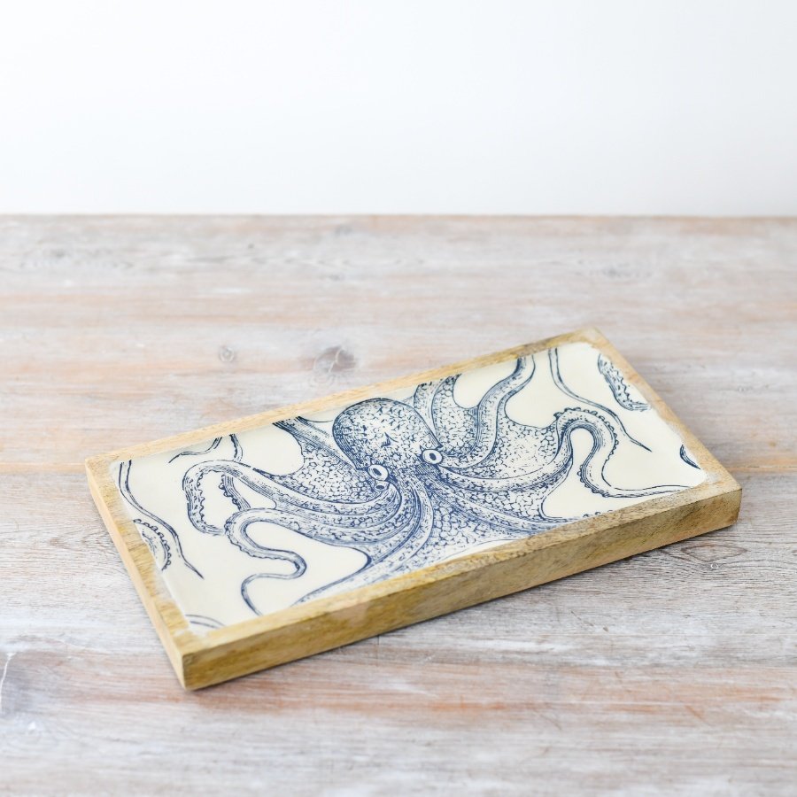 ."Enhance your décor with our stunning wooden tray featuring charming coastal designs and vibrant hues."