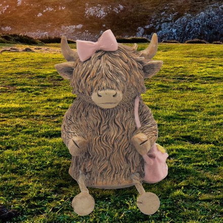 Add a pop of country charm to the home with this sweet highland cow ornament. 