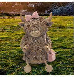 Add a pop of country charm to the home with this sweet highland cow ornament. 
