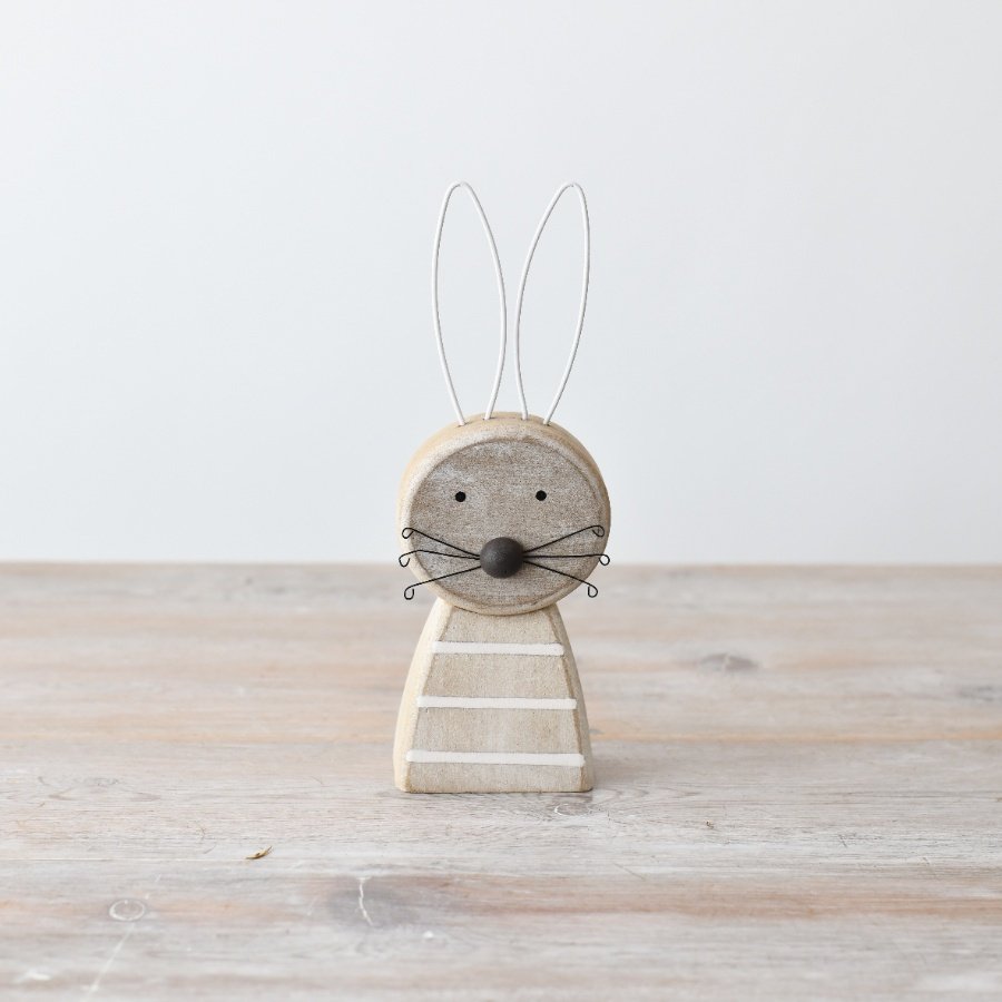 Bring a touch of charm to your Easter festivities with this lovely wooden decoration. 