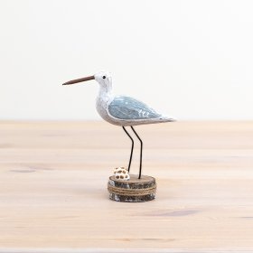 Enhance your space with a grey bird deco that incorporates the beauty of nature. 
