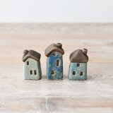 Add some coastal charm to your living space with this charming house deco