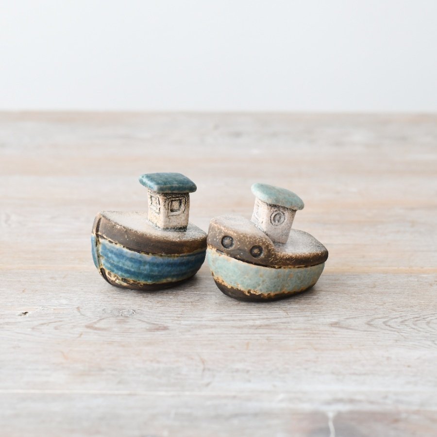 Add a coastal charm to your home with this exquisite boat deco. A must-have for all nautical lovers. 