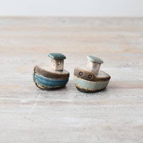 Calling all décor enthusiasts! Embark on a nautical journey with our Speckled Blue Ceramic Boat 