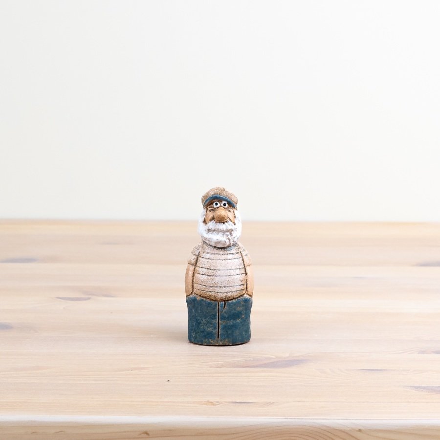 Spruce up your decor with this darling boat man figure. Perfect for adding a touch of rustic charm.