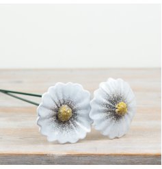 A large metal garden ornament stake in the shape of a daisy. 
