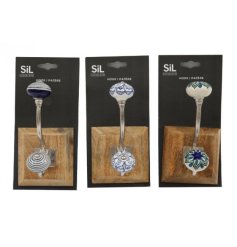 Functional and chic, this gorgeous hook on a mango wood base adds a touch of style to any room. 