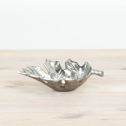 Add a touch of elegance to your table with our stunning leaf trinket
