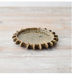 Add a luxurious touch to the home with this gorgeous neutral stoneware plate. 