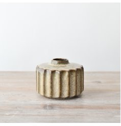 Add elegance to any table with this stylish stoneware vase, a perfect centerpiece for any occasion.