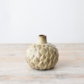 Add charm to your space with this adorable vase designed to showcase your favorite blooms. Ideal for gifting or person