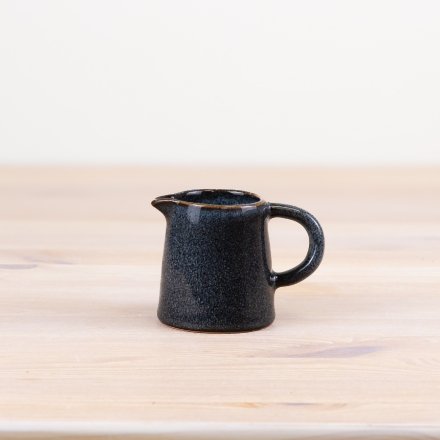 Add a touch of sophistication to your kitchen space with this gorgeous navy jug. 