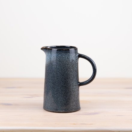 This minimalistic jug oozes sophistication. 