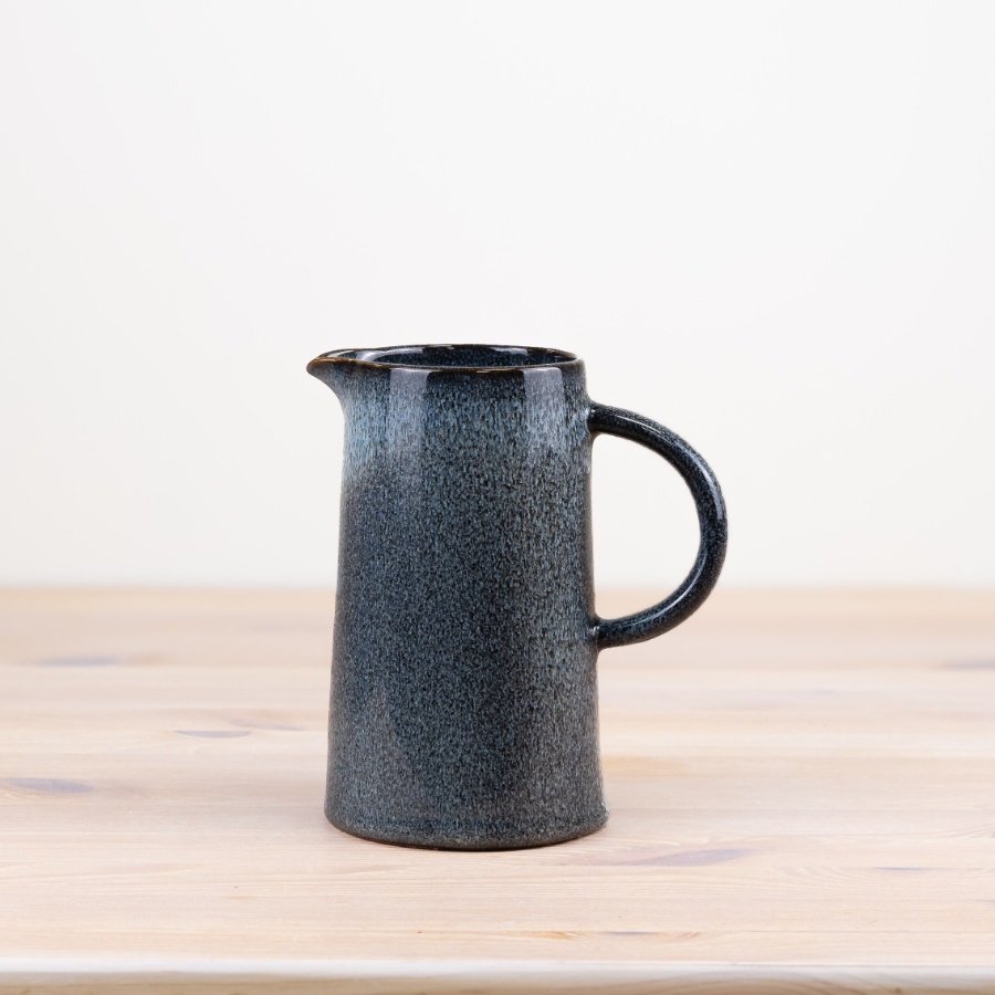 Add a unique touch to your table with this sophisticated and minimalistic jug.