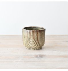 Add charm to any room with our exquisite small indoor plant pot. Its beauty will brighten up your space