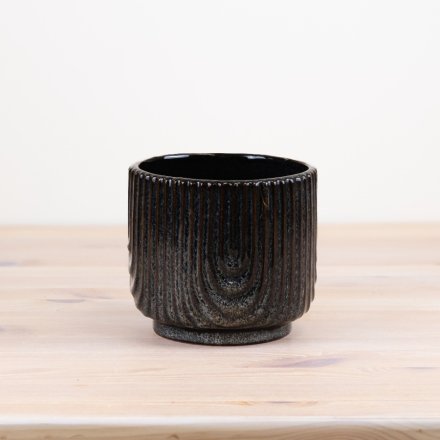 A sleek pot in navy featuring a unique ribbed pattern. 