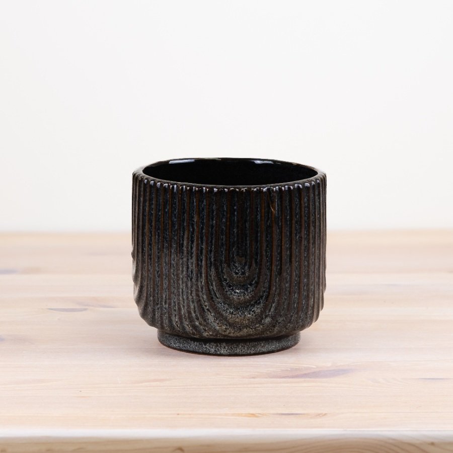 Sleek navy pot with ribbed design