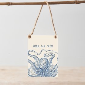 Create a nautical oasis in any space with the charming Sea La Vie metal sign.