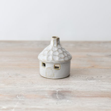 Light up your space with our elegant Candle House, made from porcelain and designed to create a cozy ambiece
