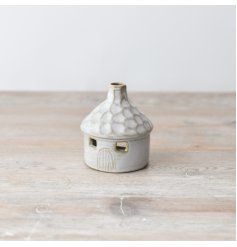 Light up your space with our elegant Candle House, made from porcelain and designed to create a cozy ambiece