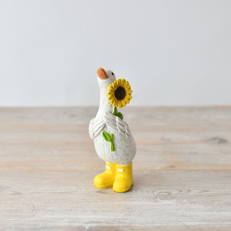 Add charm to your nature-themed decor with this adorable duck figurine. 