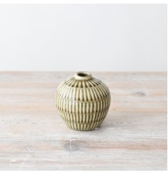 showcase you favourite in this lovely chic vase 