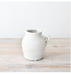 Spruce up your kitchenware with this adorable jug featuring a touch of natural charm.