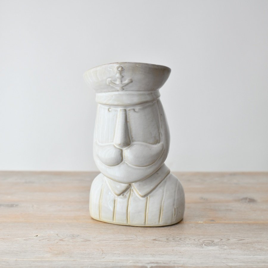 Add a touch of nautical charm to your home with this captain deco